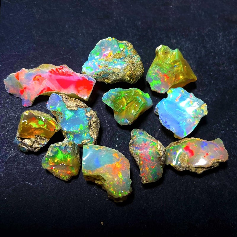 GEMWORLDJAIPUR جودة AAA أوبال إثيوبي طبيعي خام بحجم عملاق 25 قيراط 5-8 قطع، أحجار أوبال طبيعية خام للتقطيع والتلميع والفنون والحرف اليدوية، 10-15 مم، أبيض - Image 1